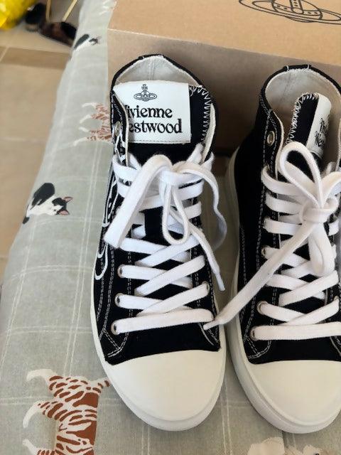 Black And White Canvas Sneakers - Endless - UAE Rental and Resale for Women's Fashion