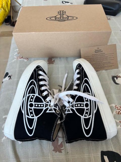 Black And White Canvas Sneakers - Endless - UAE Rental and Resale for Women's Fashion