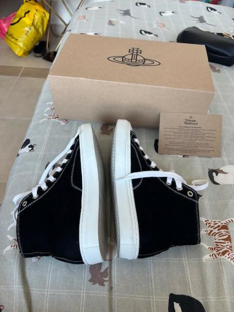 Black And White Canvas Sneakers - Endless - UAE Rental and Resale for Women's Fashion