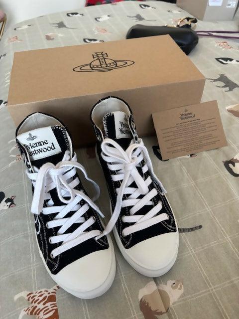 Black And White Canvas Sneakers - Endless - UAE Rental and Resale for Women's Fashion