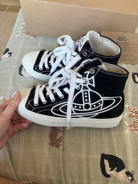 Black And White Canvas Sneakers - Endless - UAE Rental and Resale for Women's Fashion