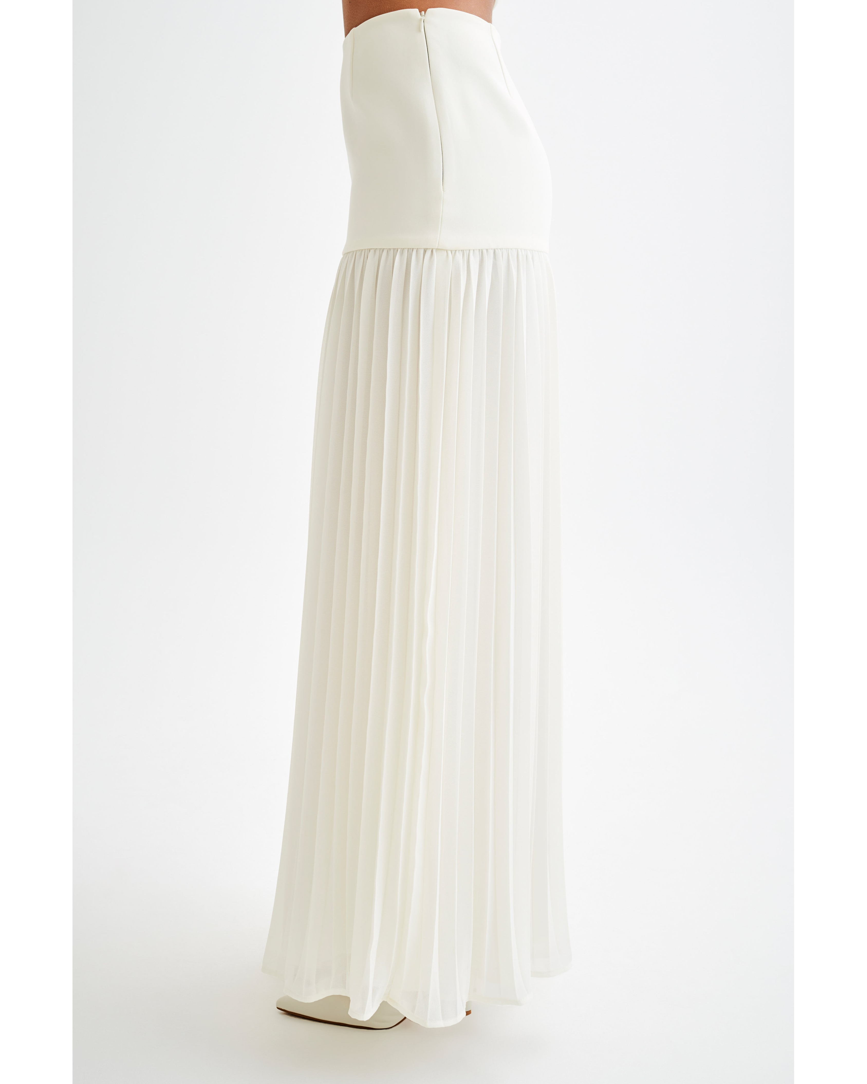 Jillian Pleated Maxi Skirt - Endless - UAE Rental and Resale for Women's Fashion