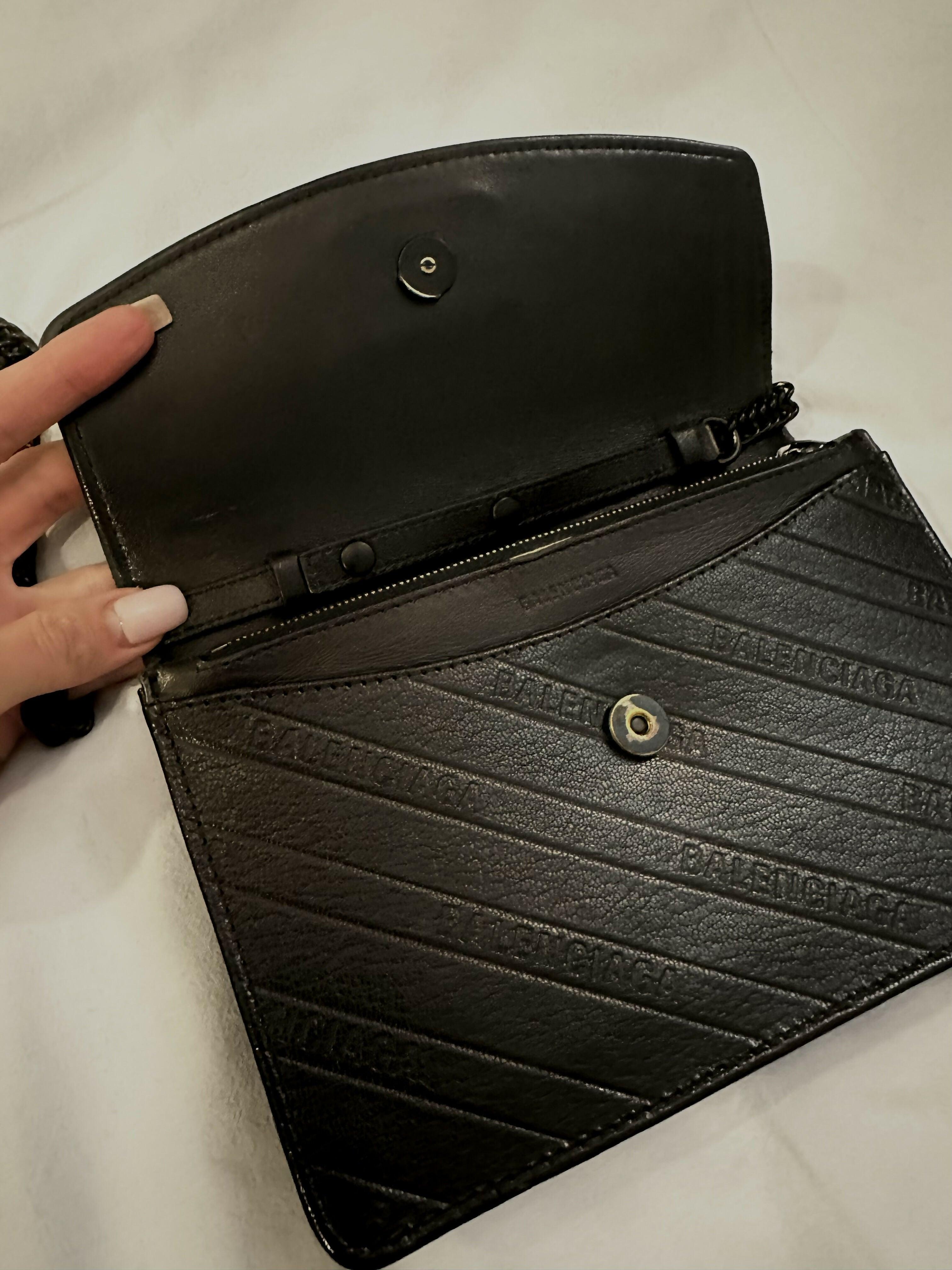 Shiny Goatskin Logo Embossed Monochrome BB Chain Wallet Black - Endless - UAE Rental and Resale for Women's Fashion