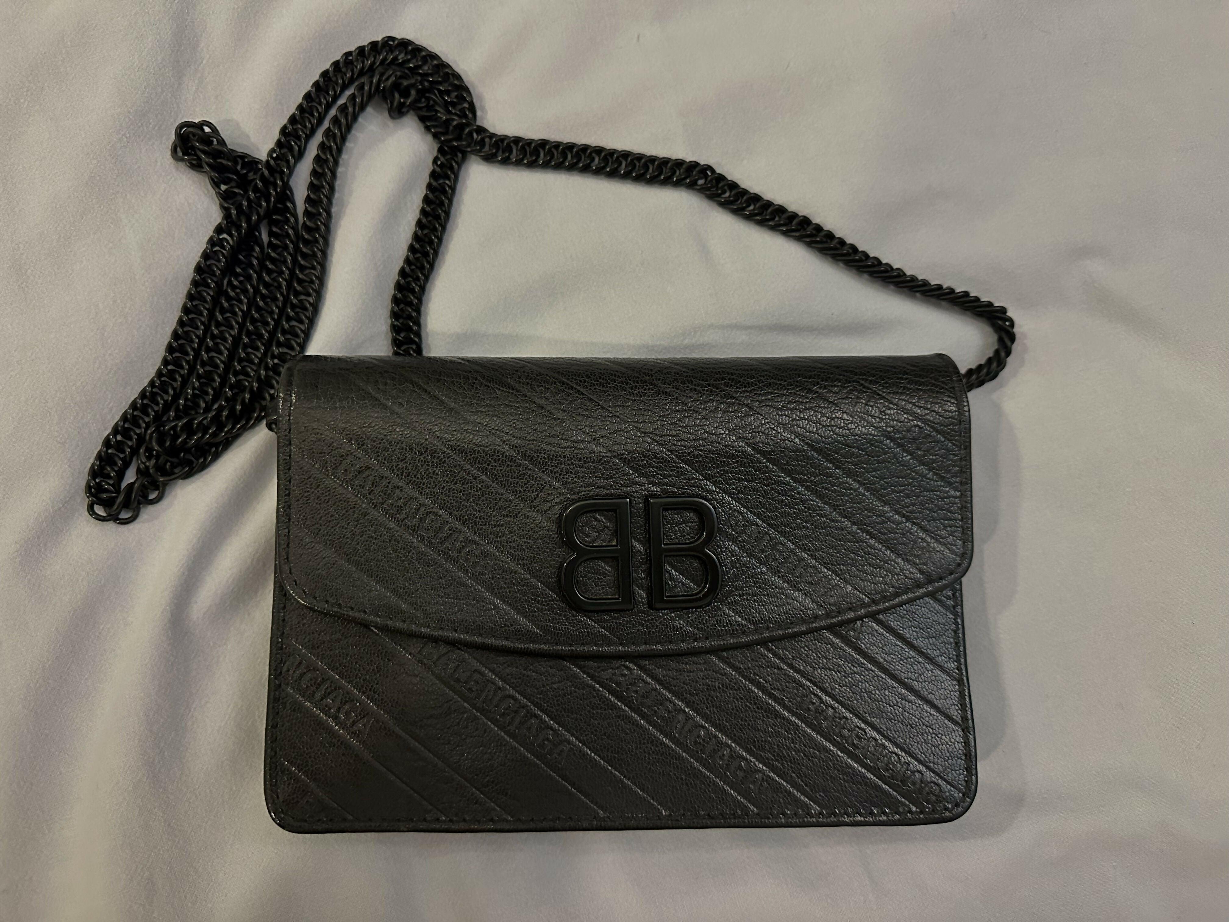 Shiny Goatskin Logo Embossed Monochrome BB Chain Wallet Black - Endless - UAE Rental and Resale for Women's Fashion