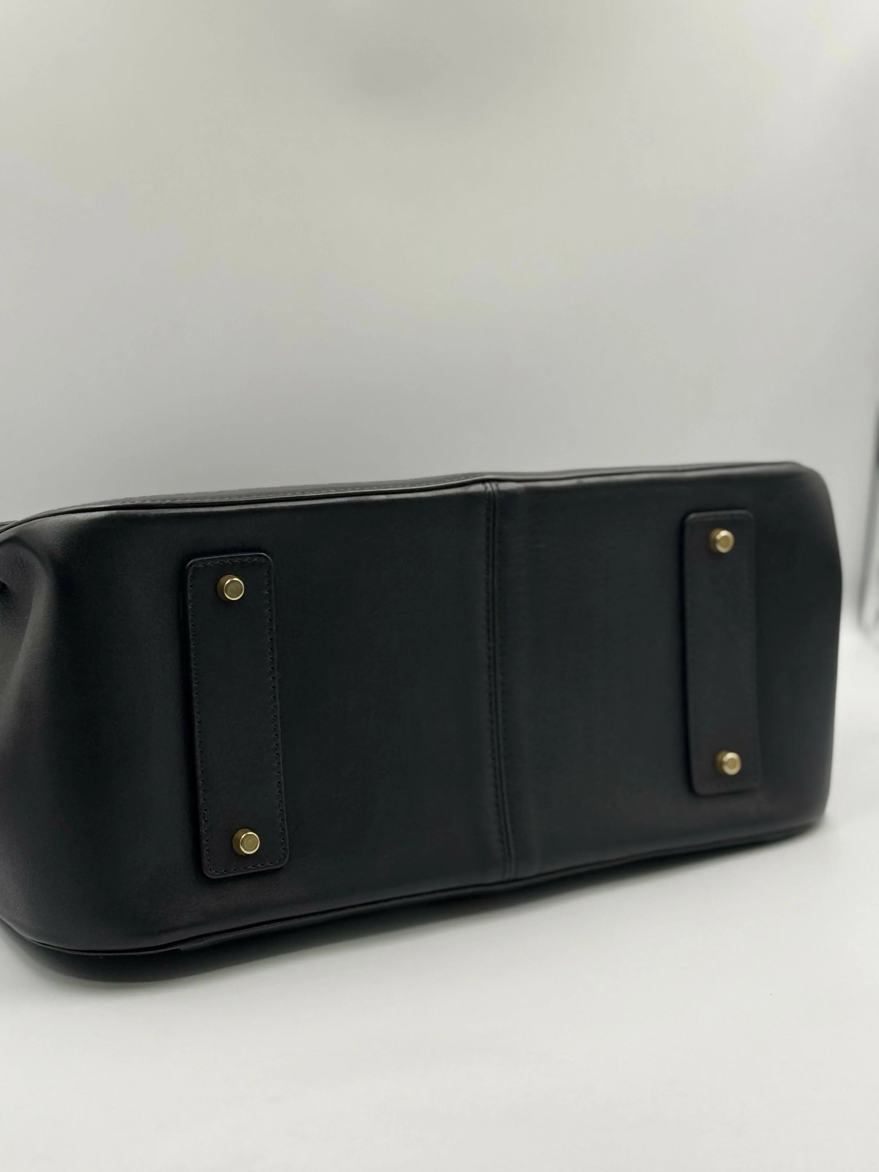 Virtus Leather 2 Way Handbag - Endless - UAE Rental and Resale for Women's Fashion