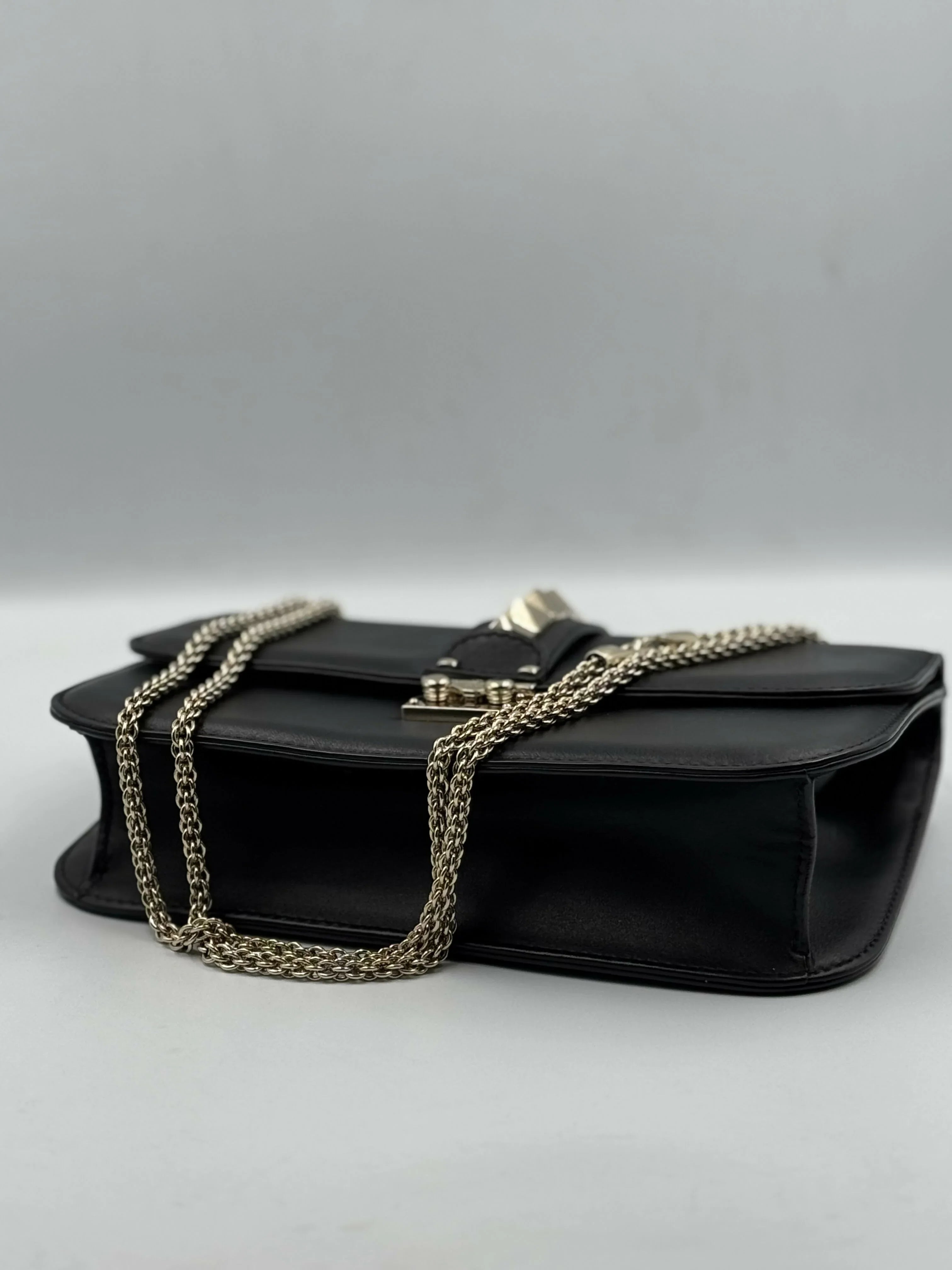 Vitello Medium Glam Lock Rockstud Flap Black - Endless - UAE Rental and Resale for Women's Fashion