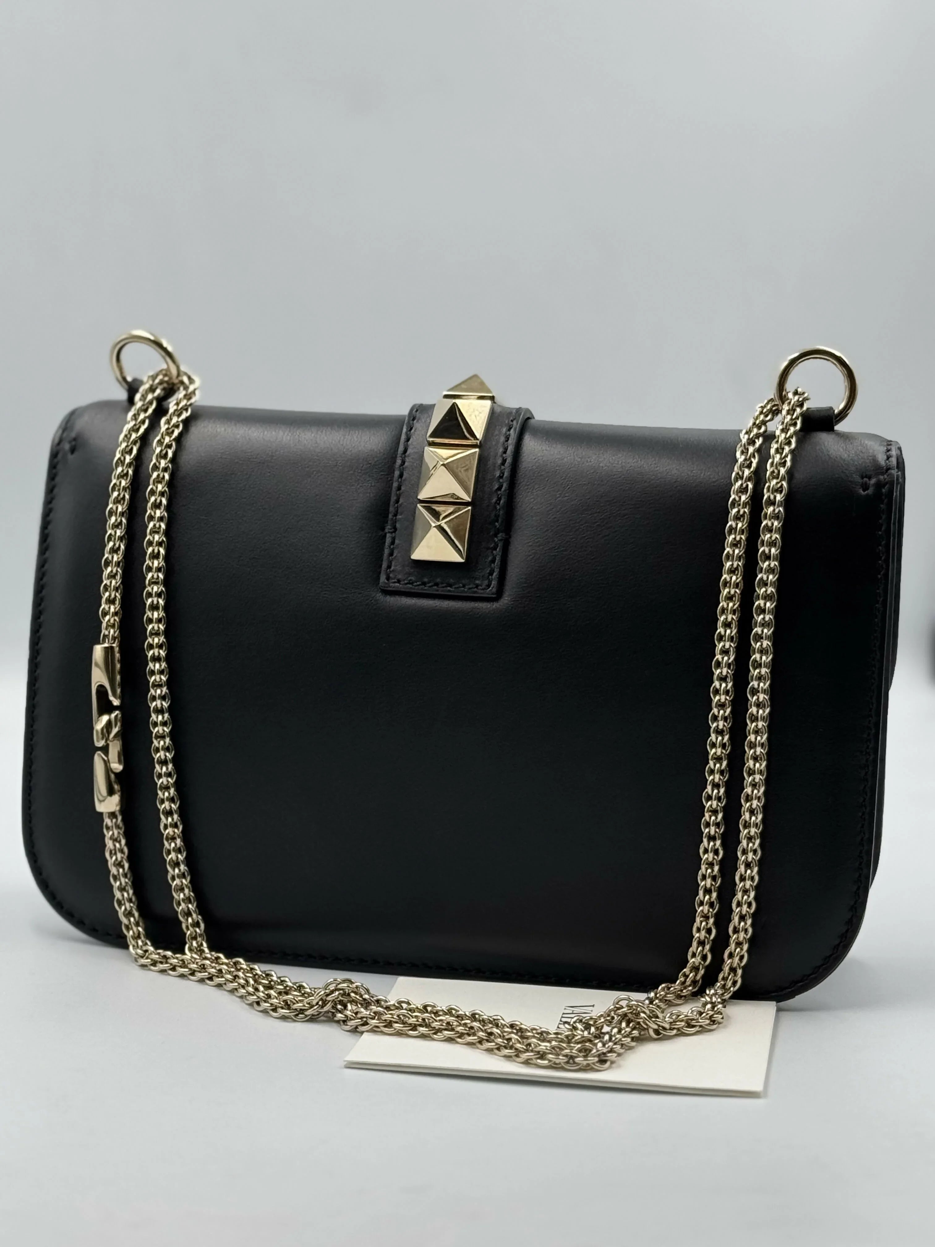 Vitello Medium Glam Lock Rockstud Flap Black - Endless - UAE Rental and Resale for Women's Fashion
