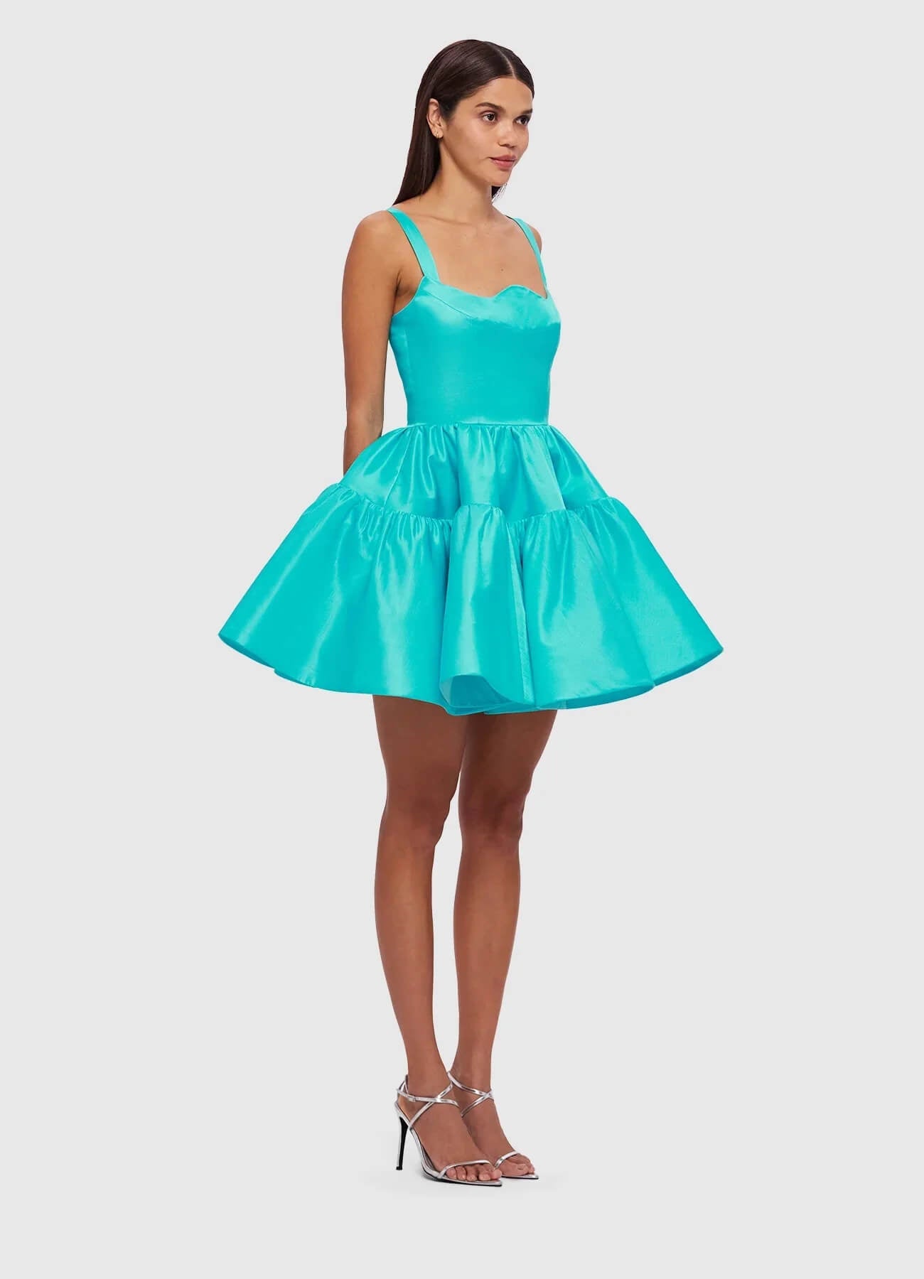 Woman wearing a turquoise structured mini dress with sweetheart neckline and full skirt — Leo Lin | Endless UAE