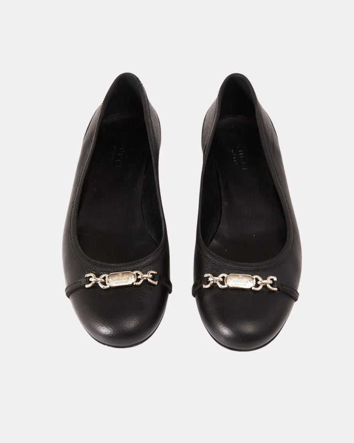 Black leather ballet flat with gold chain link accent on toe — Gucci | Endless UAE