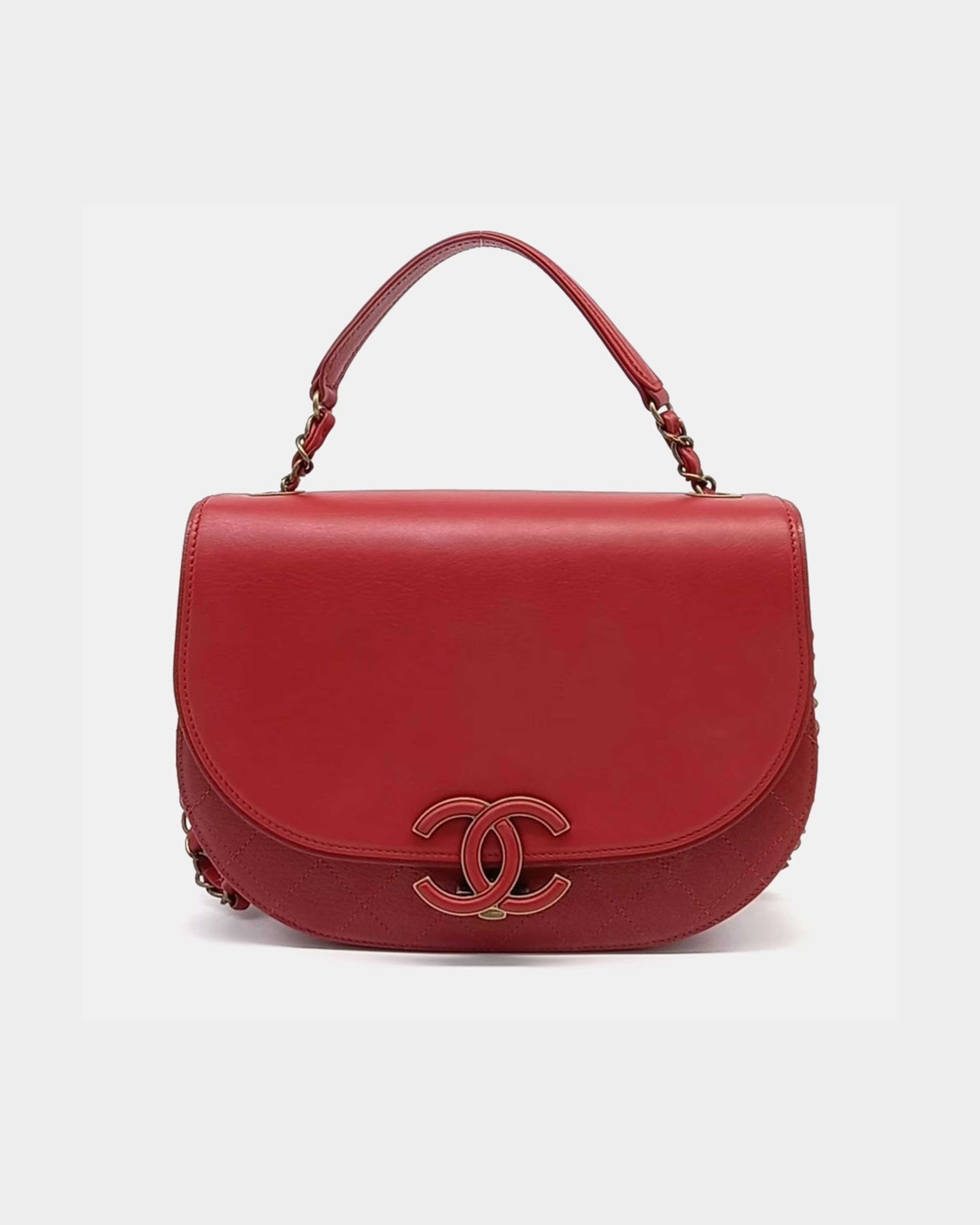Red leather curved messenger bag with interlocking CC logo detail — Chanel | Endless UAE