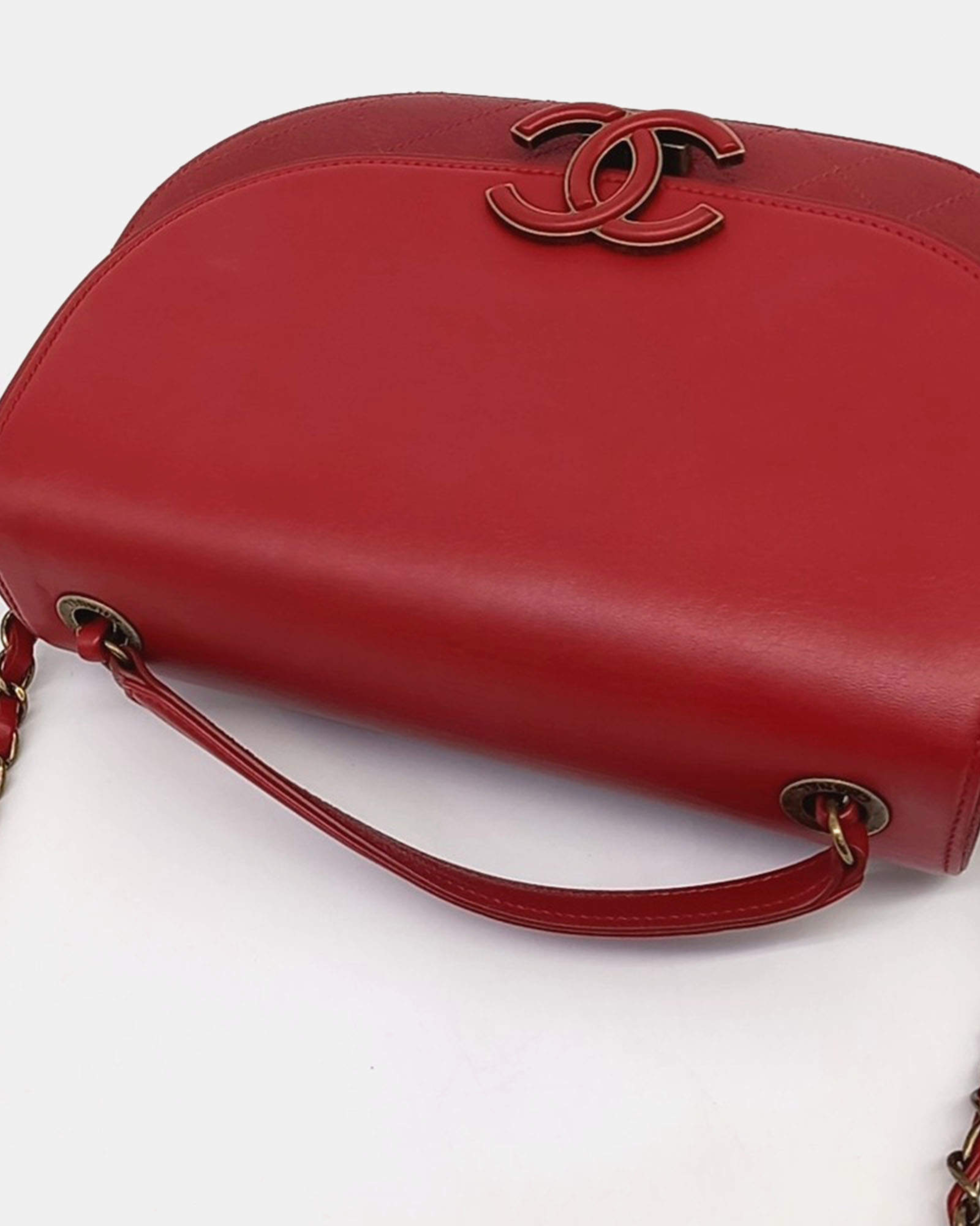 Red leather curved messenger bag with interlocking CC logo detail — Chanel | Endless UAE