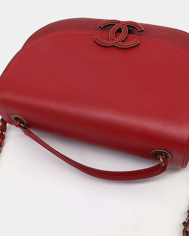 Red leather curved messenger bag with interlocking CC logo detail — Chanel | Endless UAE