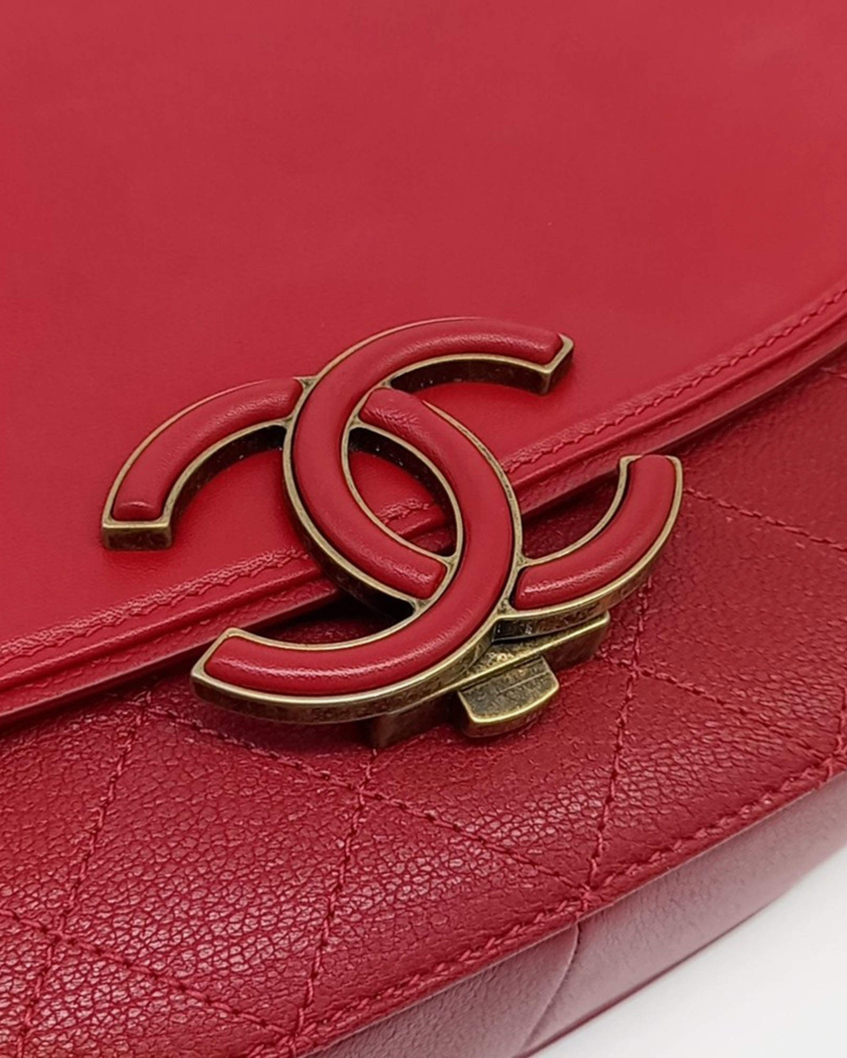 Red leather curved messenger bag with interlocking CC logo detail — Chanel | Endless UAE