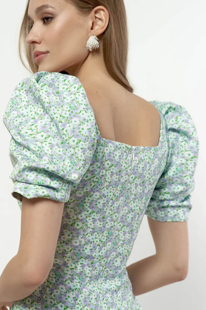 Floral sweetheart midi dress with puffed sleeves in green and purple print — Post Meridiem | Endless UAE