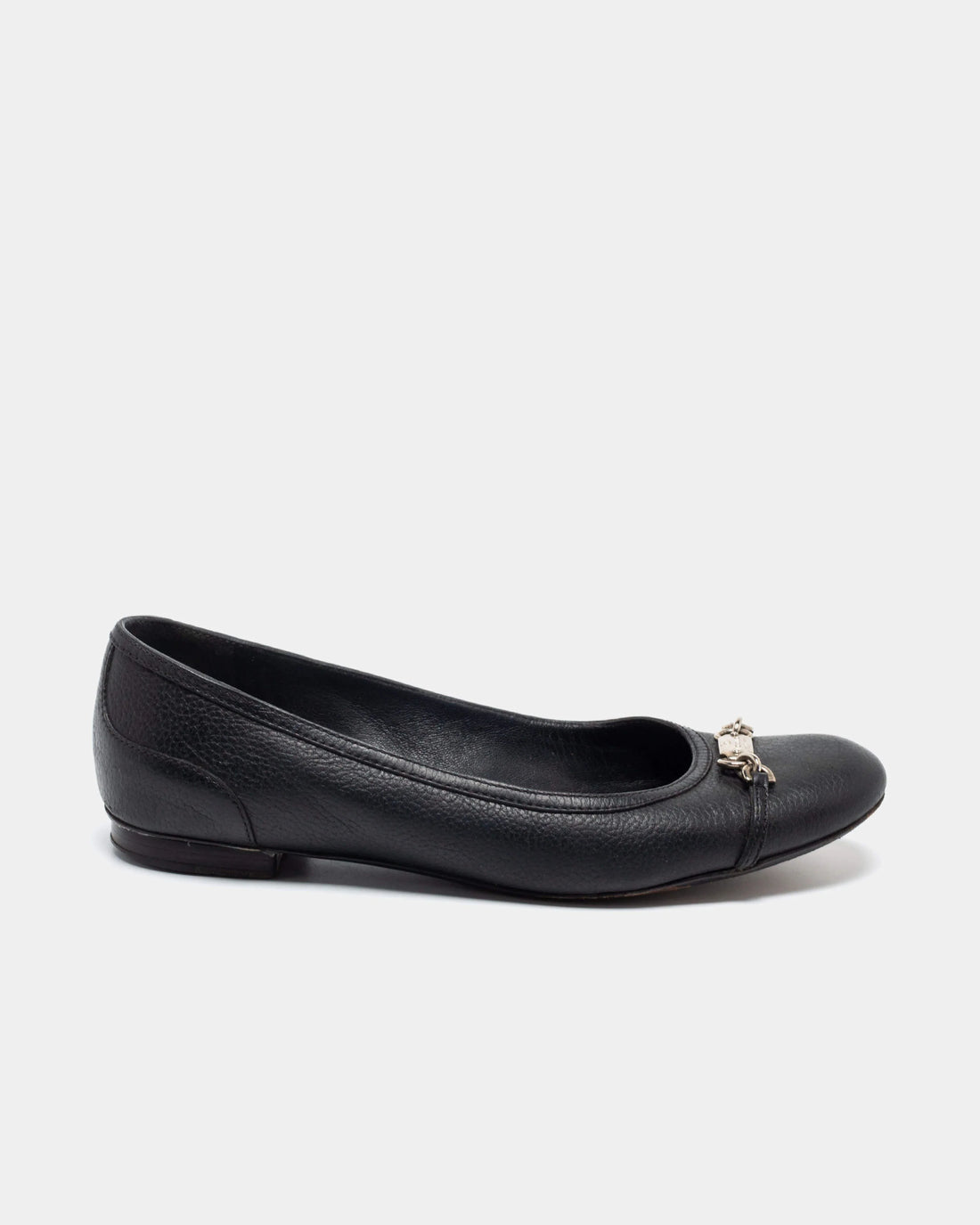 Black leather ballet flat with gold chain link accent on toe — Gucci | Endless UAE