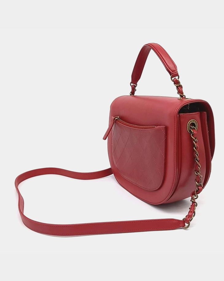 Red leather curved messenger bag with interlocking CC logo detail — Chanel | Endless UAE