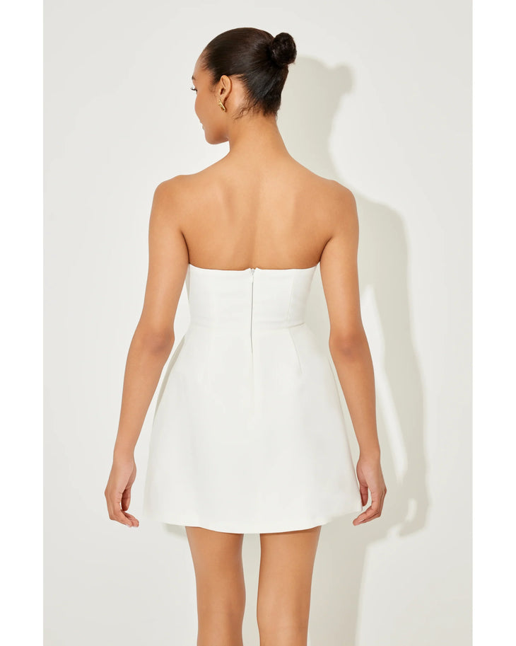 Woman wearing a white strapless dress with pockets and a flared skirt — Odd Muse | Endless UAE