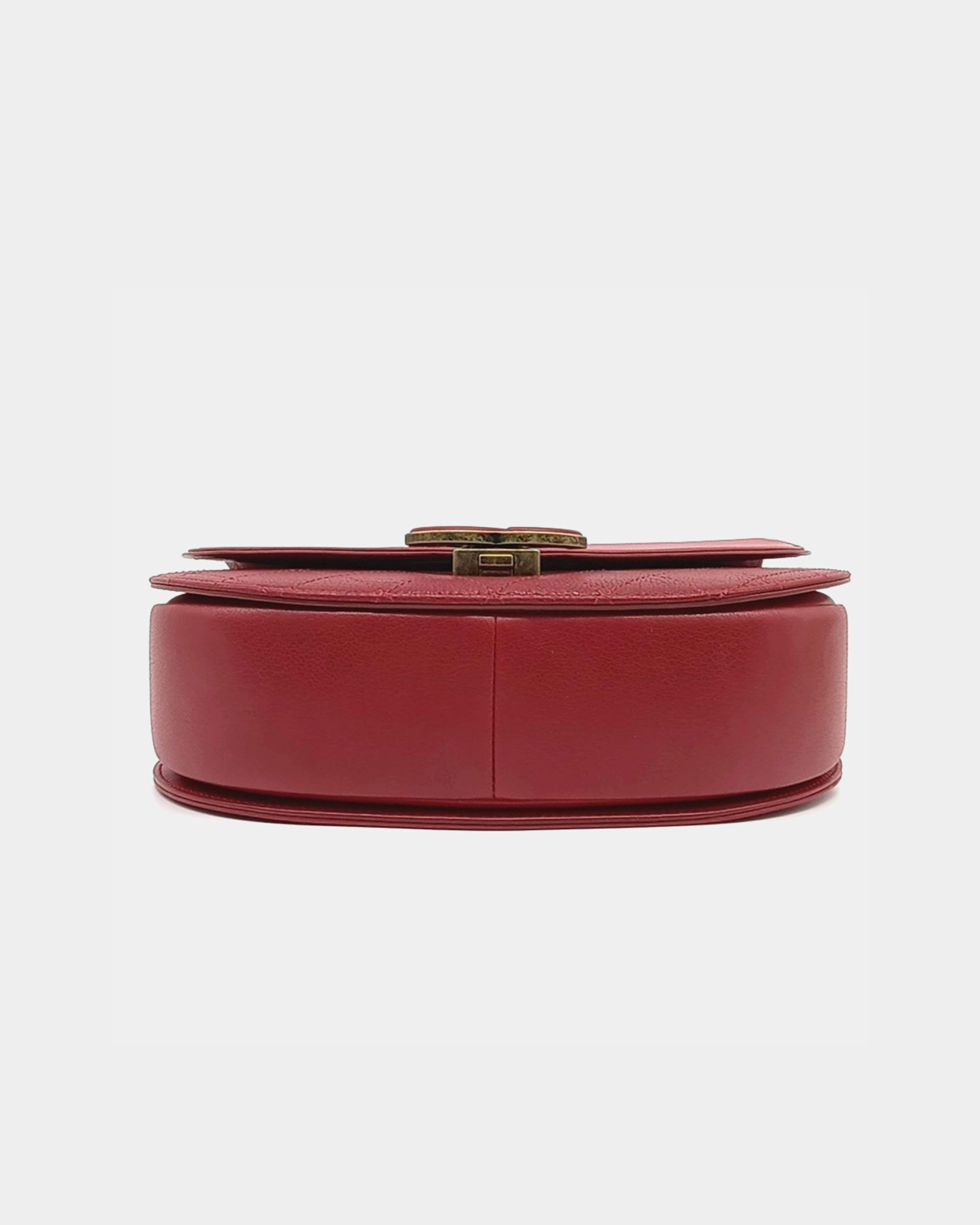 Red leather curved messenger bag with interlocking CC logo detail — Chanel | Endless UAE