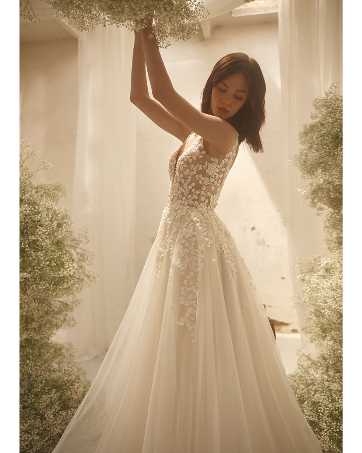 Agnes Dress in ivory with delicate lace bodice and flowing tulle skirt — Ria Tener | Endless UAE