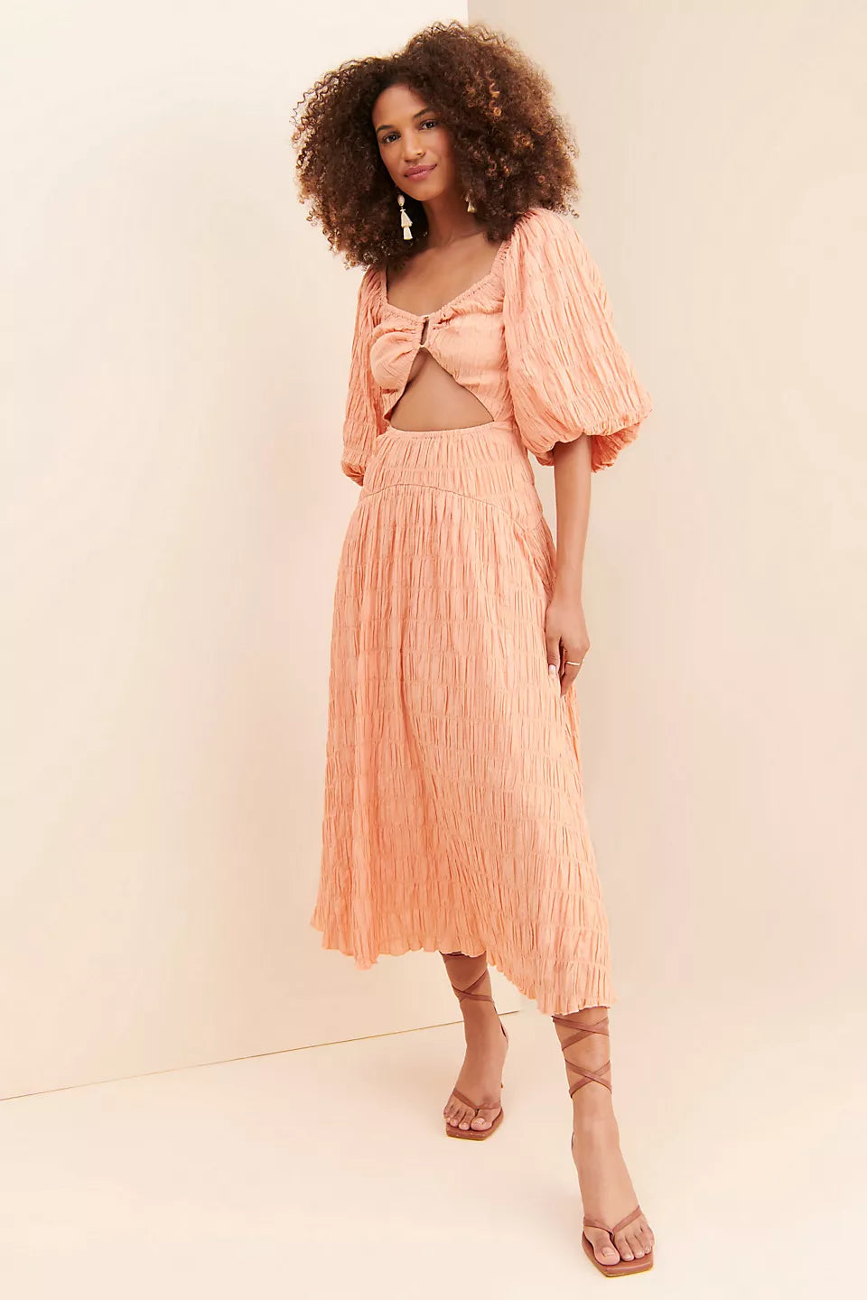 Peach crinkle textured reversible midi dress with puff sleeves, cutout waist and flowing pleated skirt — Soverè | Endless UAE