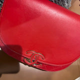 Red leather curved messenger bag with interlocking CC logo detail — Chanel | Endless UAE