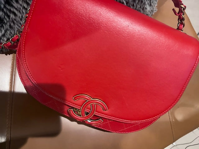 Red leather curved messenger bag with interlocking CC logo detail — Chanel | Endless UAE
