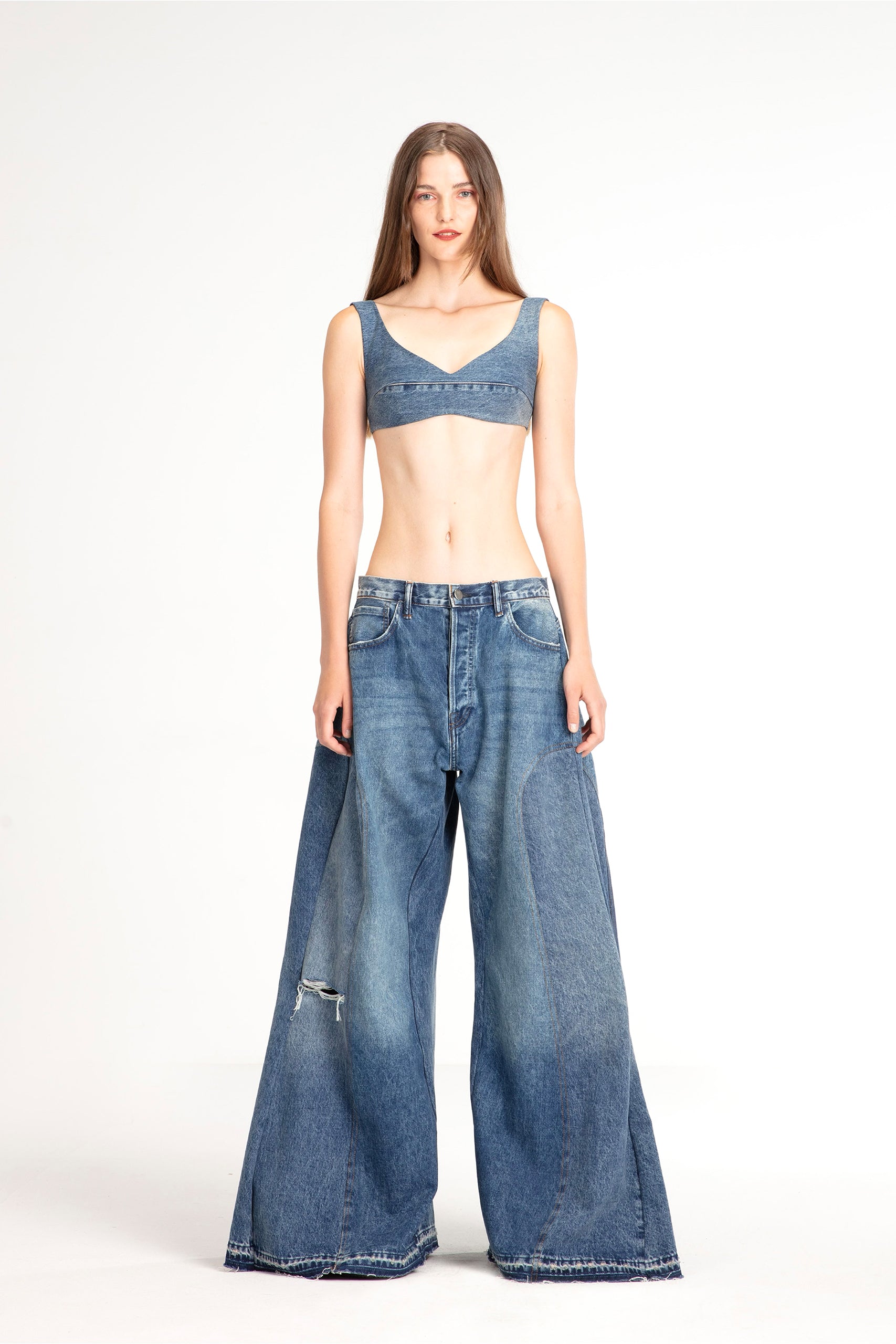 Wide-leg balloon ripped jeans with distressed knee detail in medium blue wash — Mrs. Keepa | Endless UAE