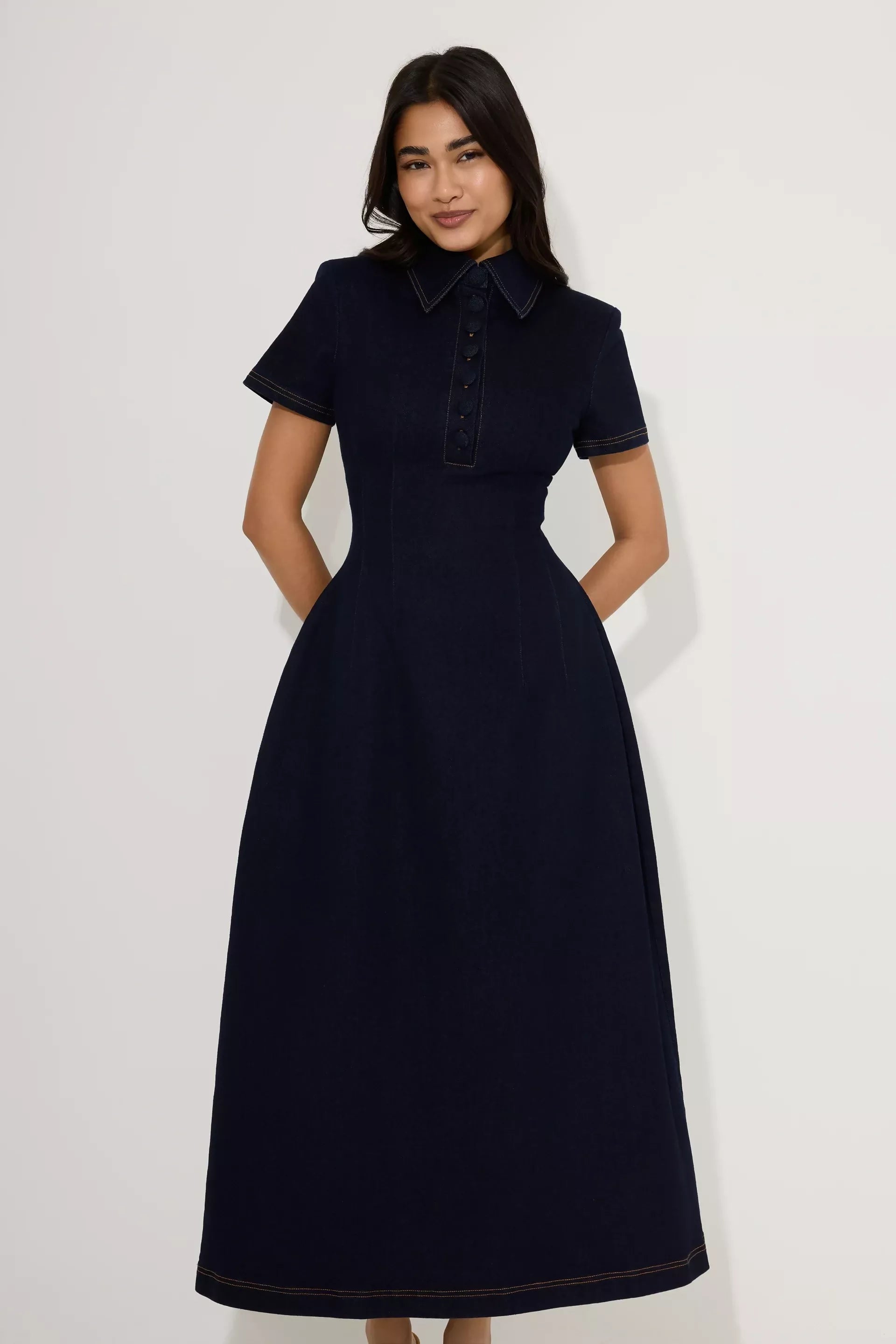 Woman wearing navy cotton denim collared midi dress with short sleeves — Endless | Endless UAE