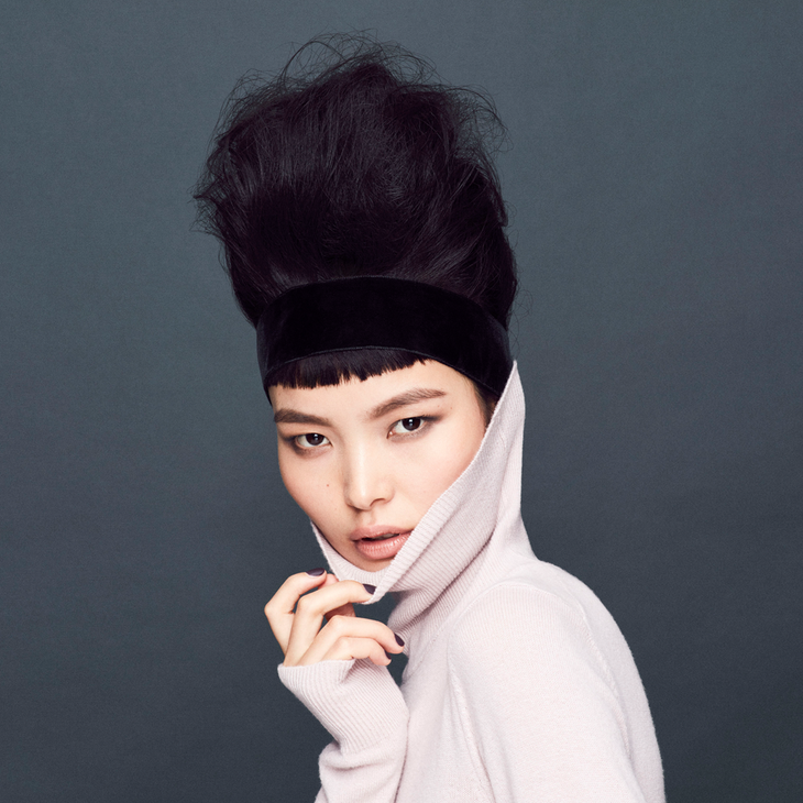 Easy-Up Do Texture Spray by Sam McKnight in dark blue bottle with gold text — Hair by Sam McKnight | Endless UAE