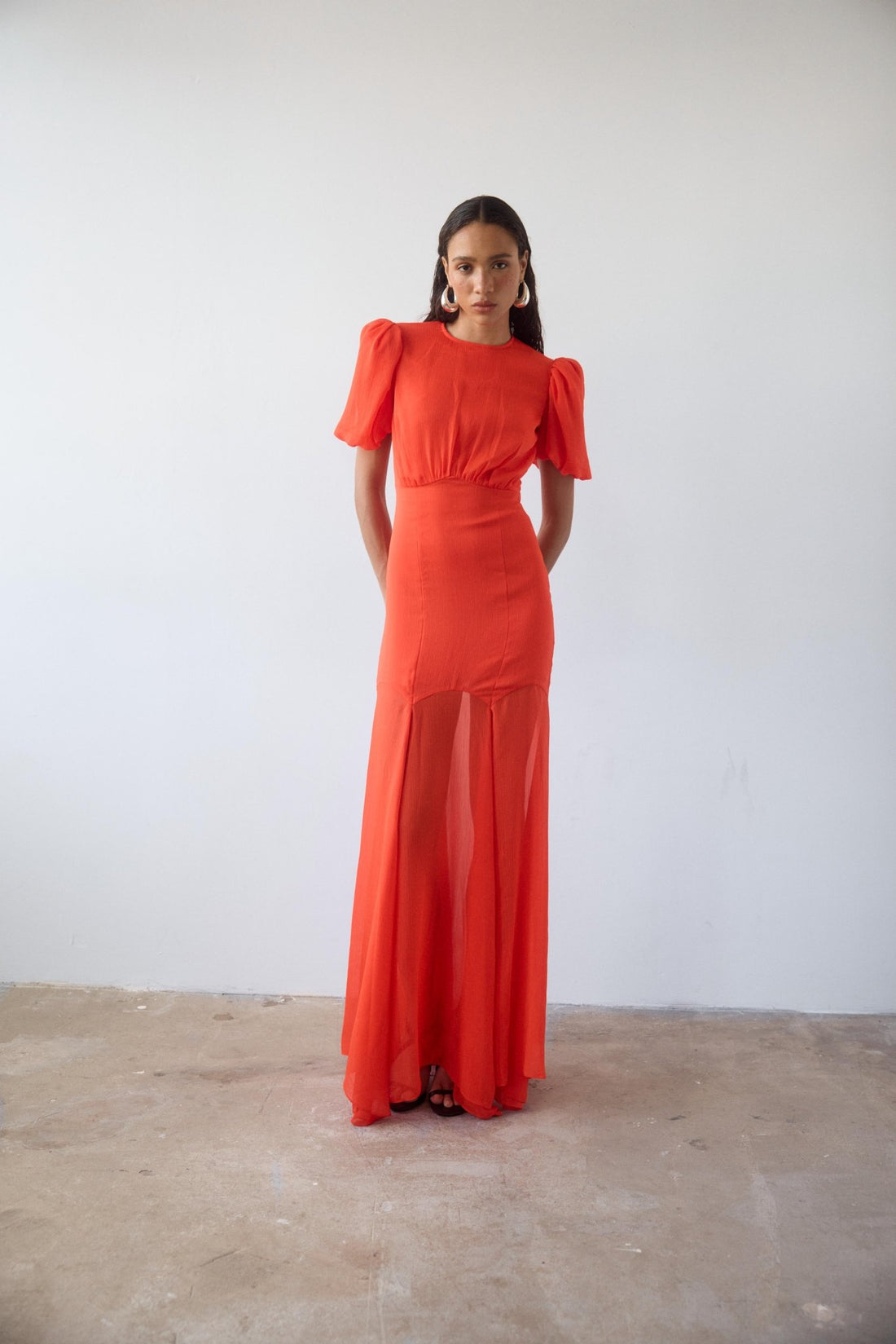 Woman wearing red crinkle chiffon maxi dress with puff sleeves — De La Vali | Endless UAE