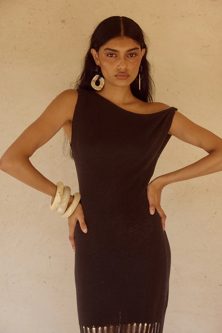 Black off-shoulder knit maxi dress with pleated hem detail — Seven Wonders | Endless UAE