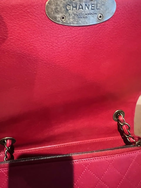 Red leather curved messenger bag with interlocking CC logo detail — Chanel | Endless UAE