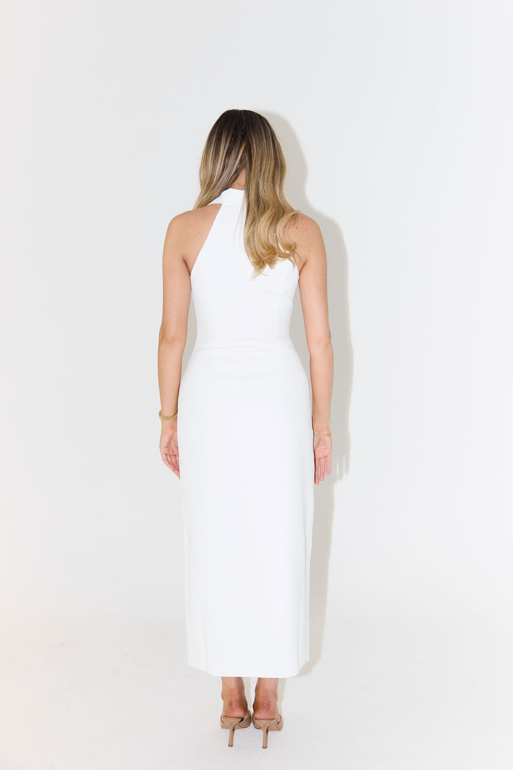 Woman wearing white sleeveless collar maxi dress with halter neckline, back view — Odd Muse | Endless UAE