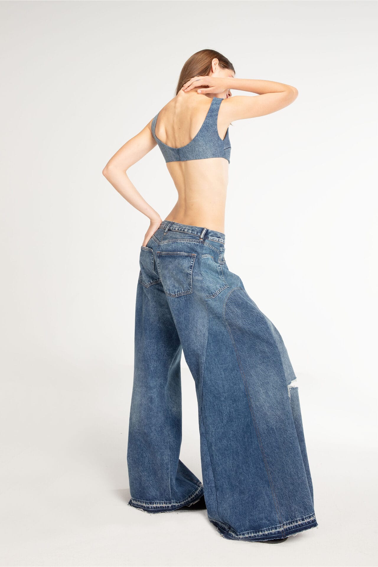 Wide-leg balloon ripped jeans with distressed knee detail in medium blue wash — Mrs. Keepa | Endless UAE