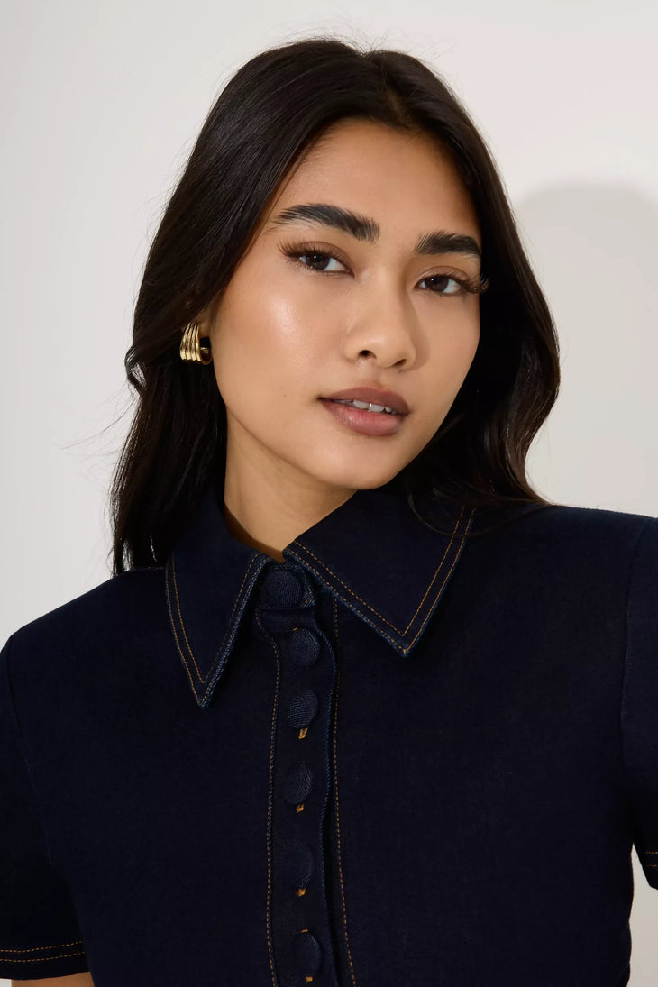 Woman wearing navy cotton denim collared midi dress with short sleeves — Endless | Endless UAE