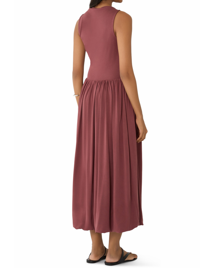 Woman wearing mauve sleeveless midi dress with gathered skirt and black sandals — Rails | Endless UAE