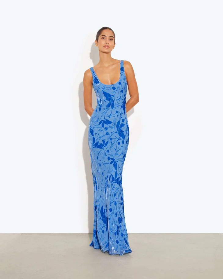 Woman wearing blue floral print sleeveless maxi dress with sweetheart neckline — Rat & Boa | Endless UAE