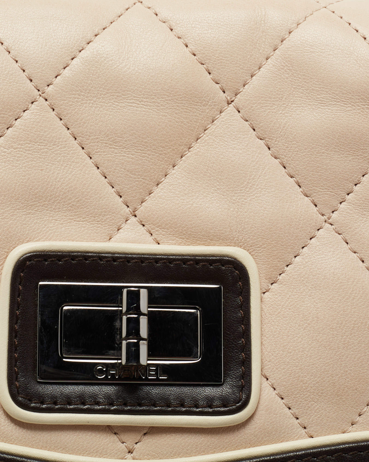 Cream quilted leather shoulder bag with black trim and silver-tone clasp — Chanel | Endless UAE