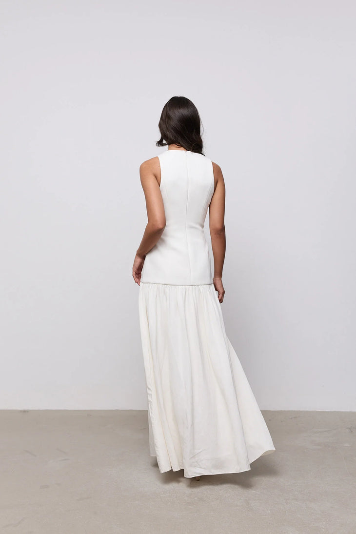Woman wearing white linen mix dropped waist maxi dress on beach — Odd Muse | Endless UAE