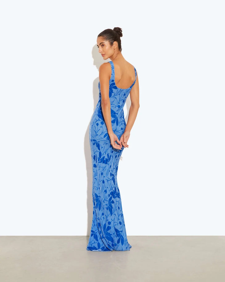 Woman wearing blue floral print sleeveless maxi dress with sweetheart neckline — Rat & Boa | Endless UAE