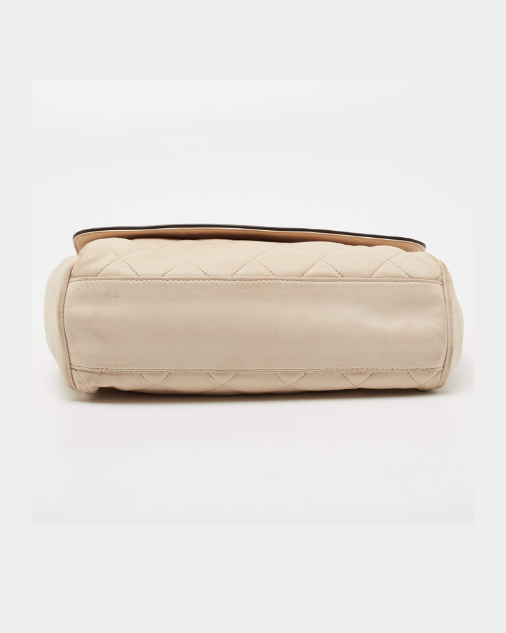 Cream quilted leather shoulder bag with black trim and silver-tone clasp — Chanel | Endless UAE