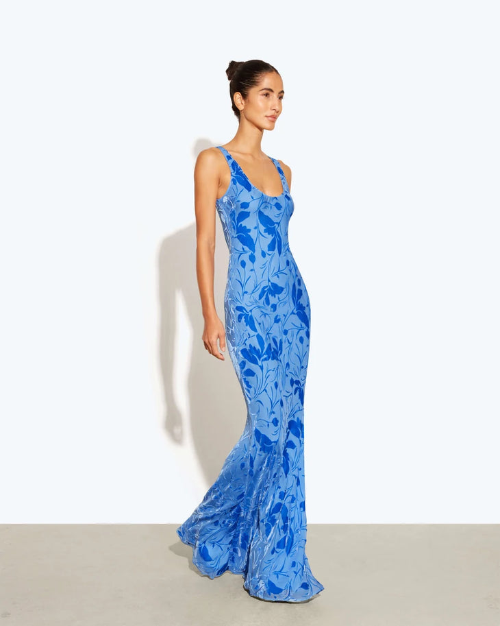 Woman wearing blue floral print sleeveless maxi dress with sweetheart neckline — Rat & Boa | Endless UAE
