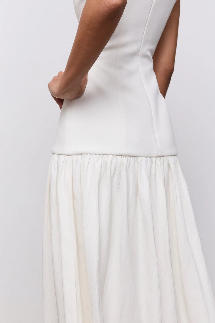 Woman wearing white linen mix dropped waist maxi dress on beach — Odd Muse | Endless UAE