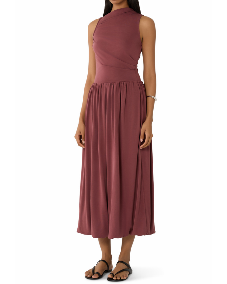 Woman wearing mauve sleeveless midi dress with gathered skirt and black sandals — Rails | Endless UAE