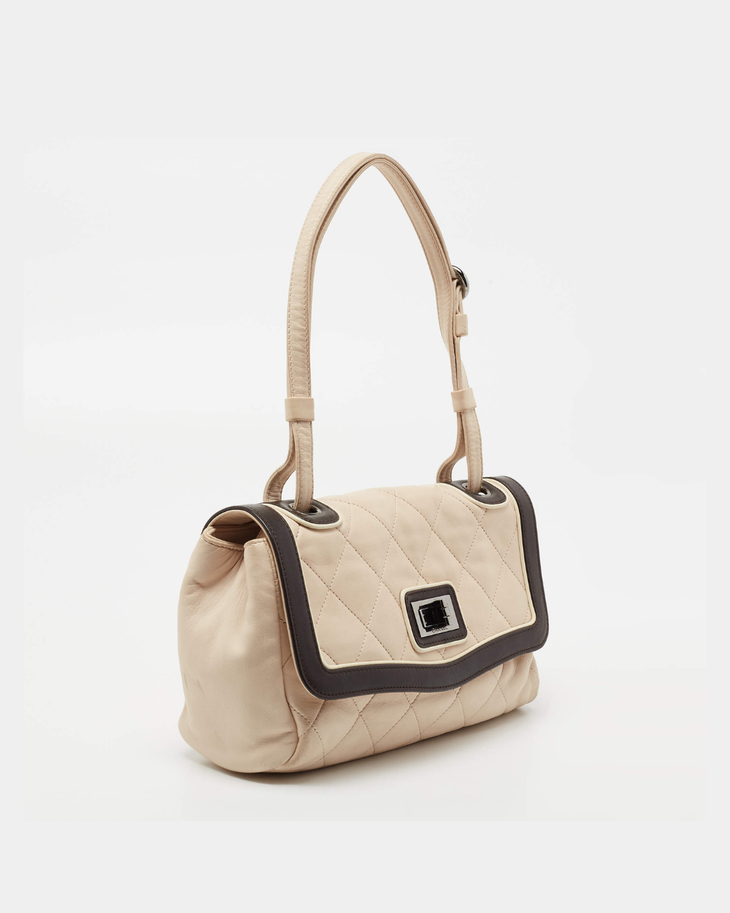 Cream quilted leather shoulder bag with black trim and silver-tone clasp — Chanel | Endless UAE