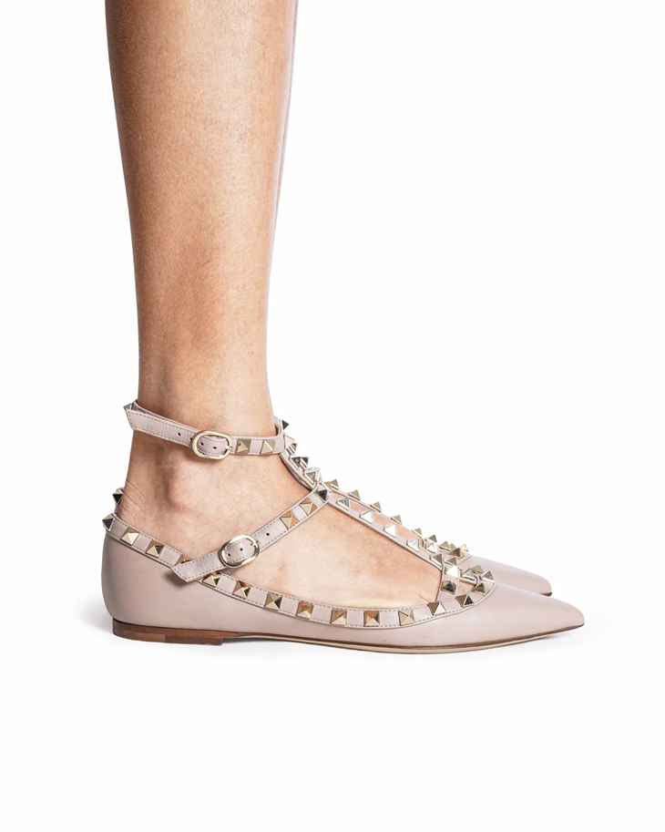 Nude leather pointed flat with studded T-strap and ankle buckle — Valentino Garavani | Endless UAE