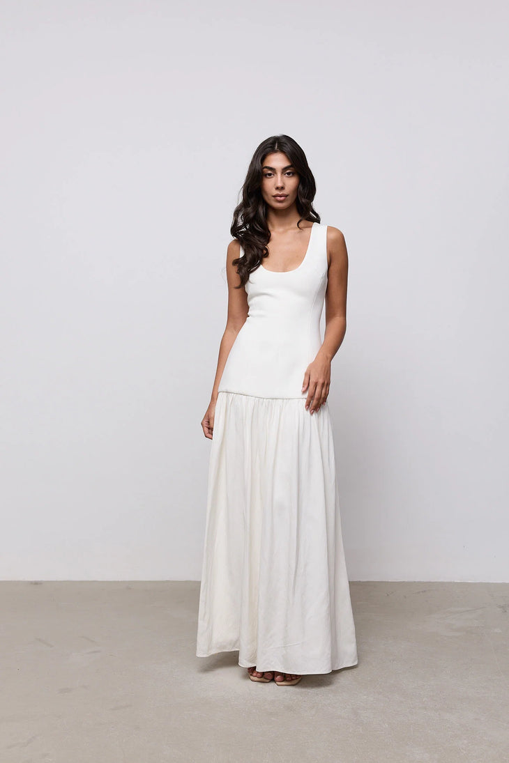 Woman wearing white linen mix dropped waist maxi dress on beach — Odd Muse | Endless UAE