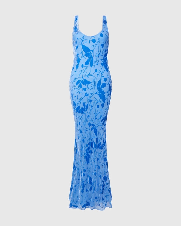 Woman wearing blue floral print sleeveless maxi dress with sweetheart neckline — Rat & Boa | Endless UAE