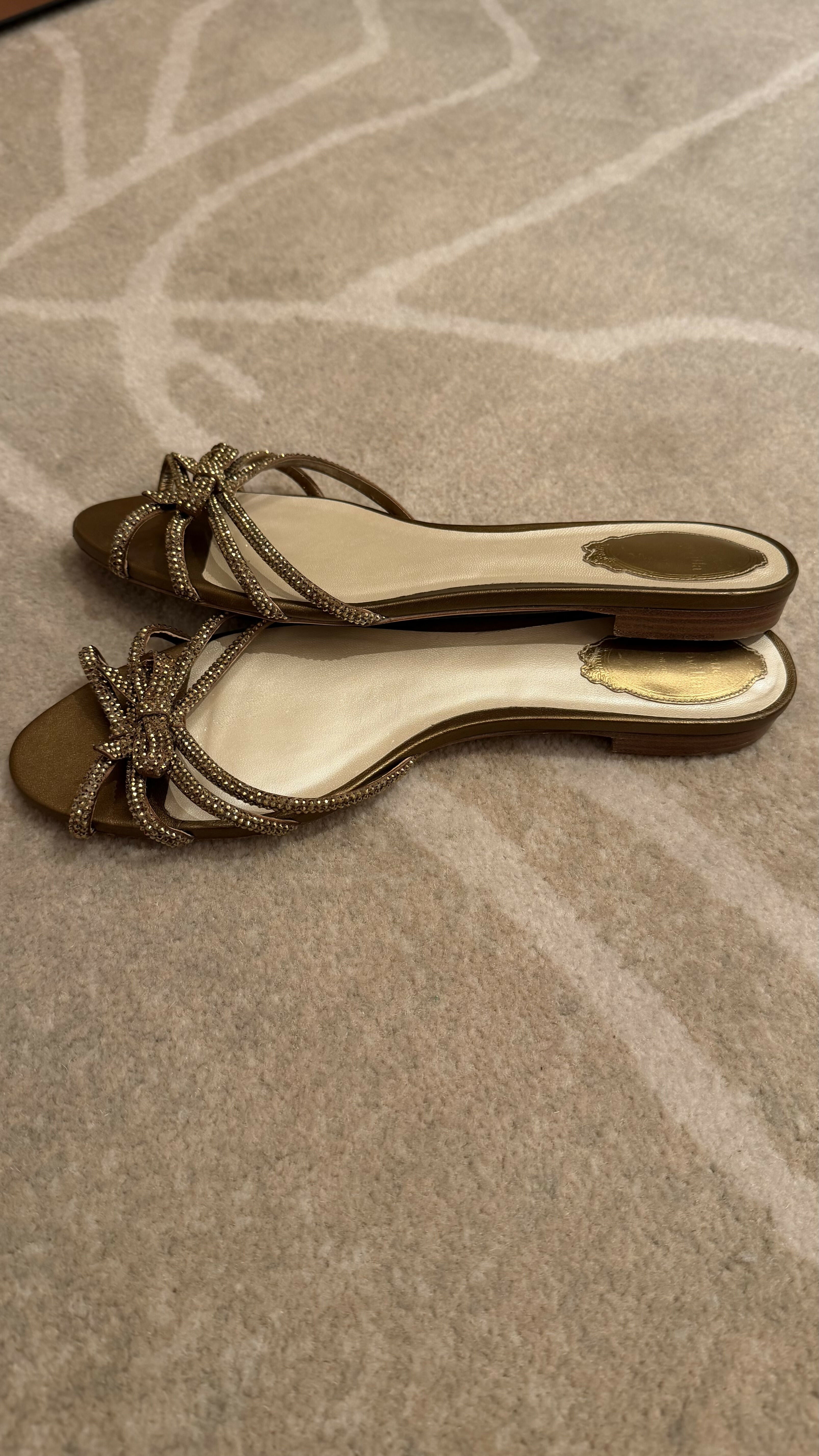 Strass flat sandals with embellished bow detail in cream and gold — Rene Caovilla | Endless UAE