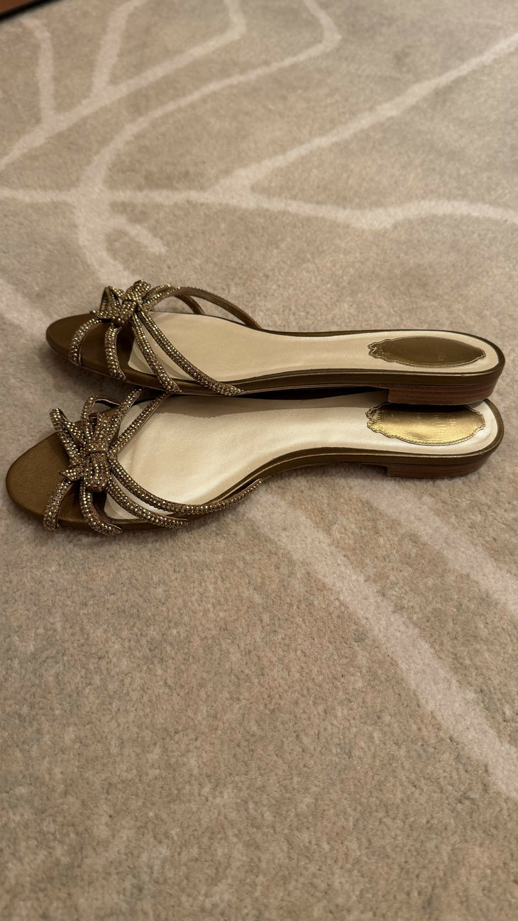 Strass flat sandals with embellished bow detail in cream and gold — Rene Caovilla | Endless UAE